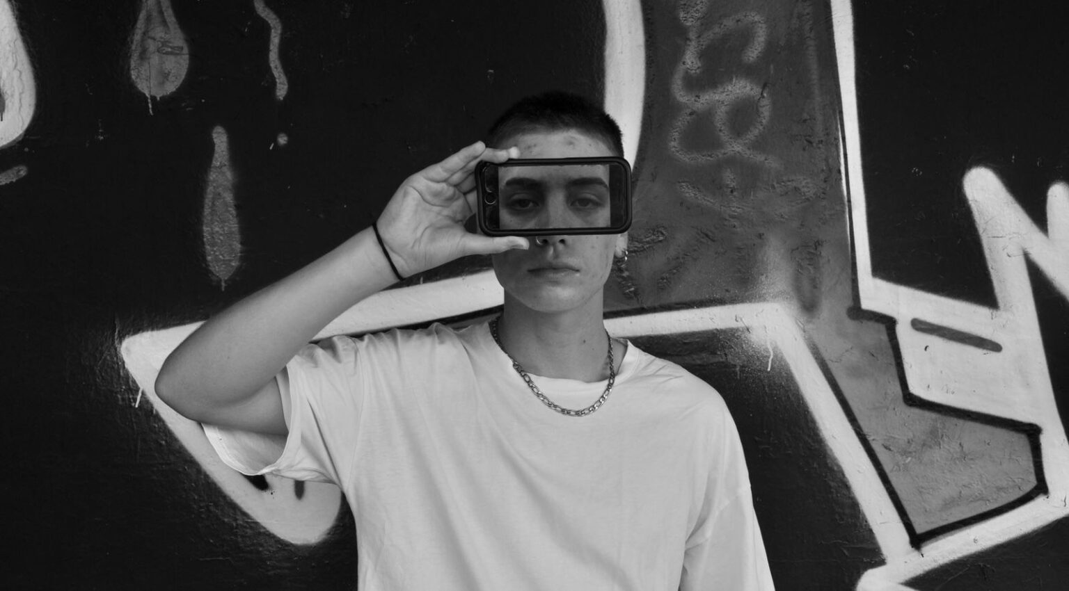 El estreno internacional del poeta Hans Niklitschek Hans Niklitschek, joven poeta alumno de Periodismo Finis.