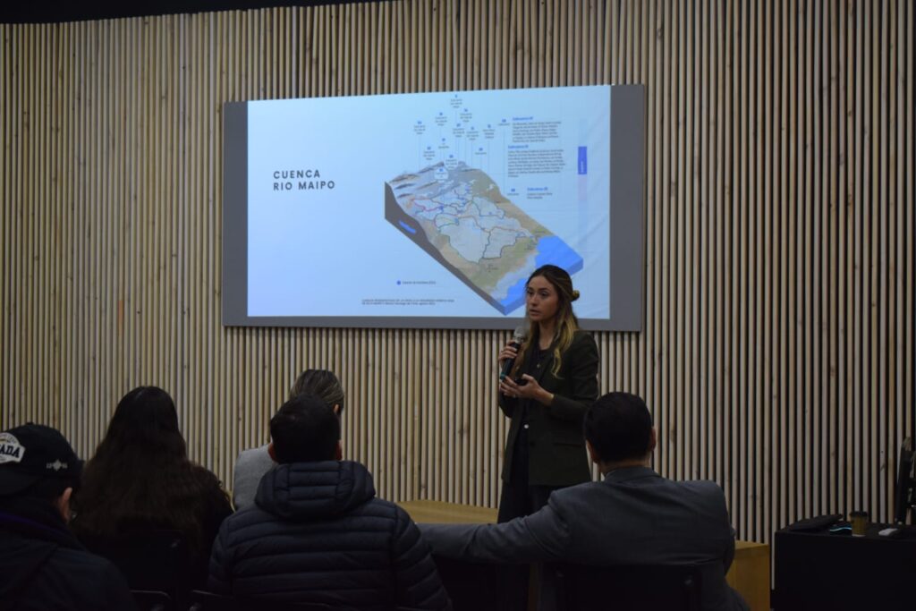 Charla en Finis Terrae aborda sostenibilidad en la cuenca del Río Maipo
