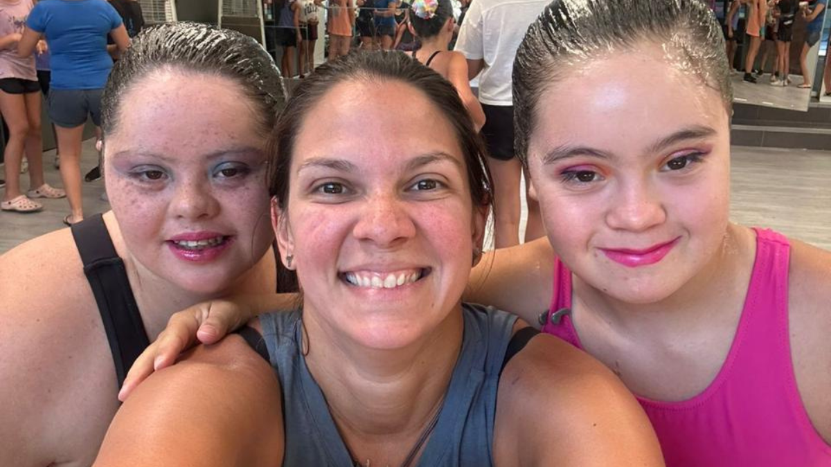 La mujer que formó el primer equipo de natación artística con síndrome de Down en Chile
